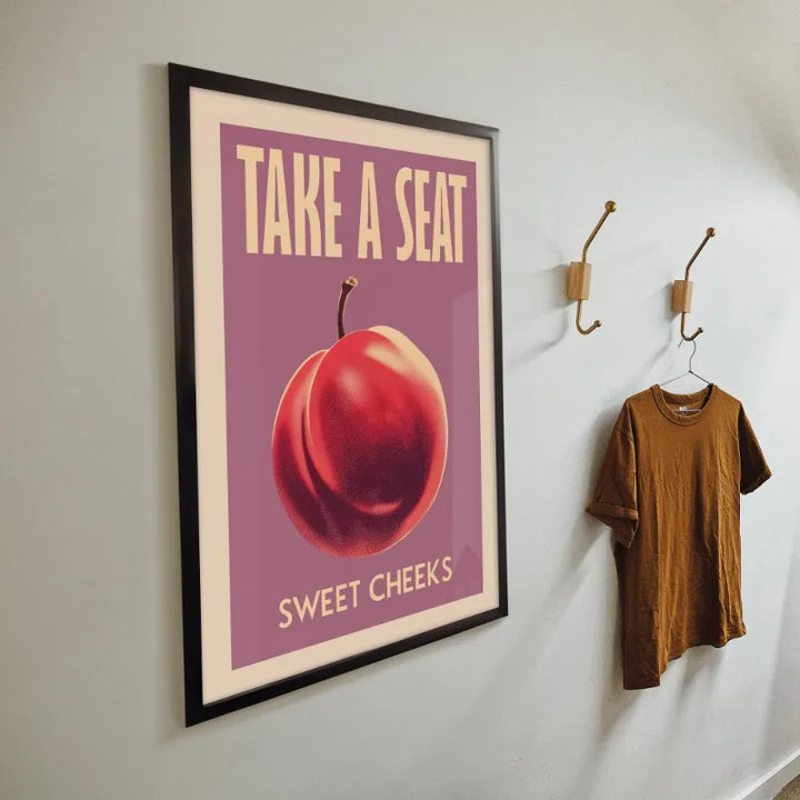 Funny Retro Bathroom Wall Art – “Take A Seat Sweet Cheeks” Canvas Print | Quirky Toilet Decor with Strawberry & Peach Design  2. Descrição Otimizada
