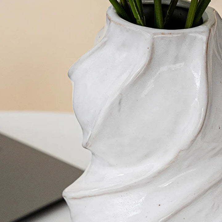 Ceramic Spiral Vase – Modern Twisted Pottery Decoration
