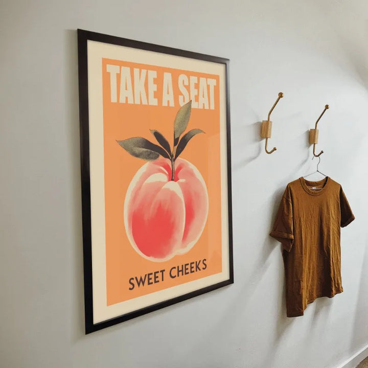 Funny Retro Bathroom Wall Art – “Take A Seat Sweet Cheeks” Canvas Print | Quirky Toilet Decor with Strawberry & Peach Design  2. Descrição Otimizada