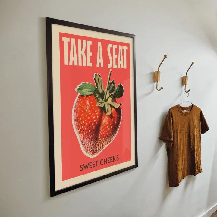 Funny Retro Bathroom Wall Art – “Take A Seat Sweet Cheeks” Canvas Print | Quirky Toilet Decor with Strawberry & Peach Design  2. Descrição Otimizada