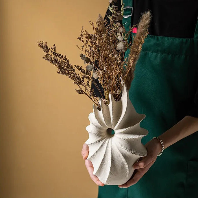 Ceramic Conch Vase – Nordic Decorative Centerpiece