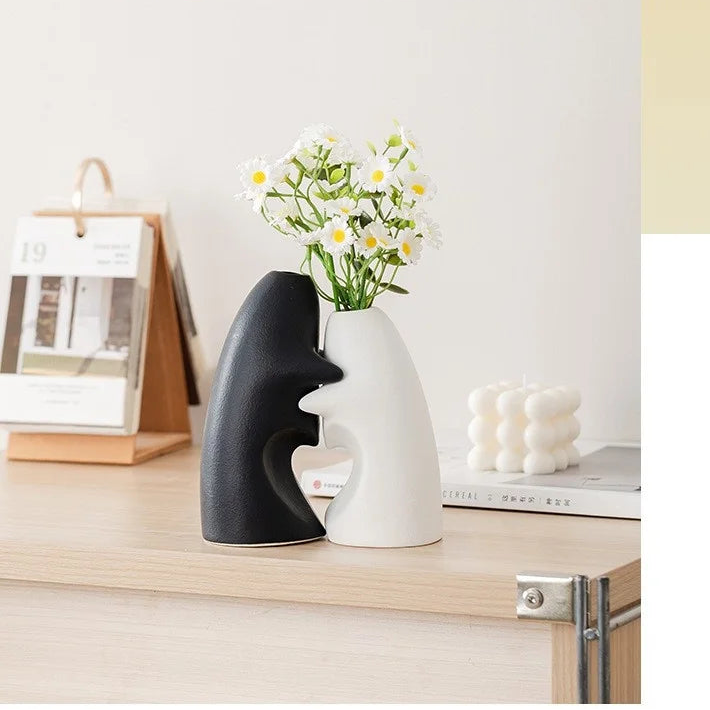Couple Hug Ceramic Vase Set – Abstract Heart Home Décor